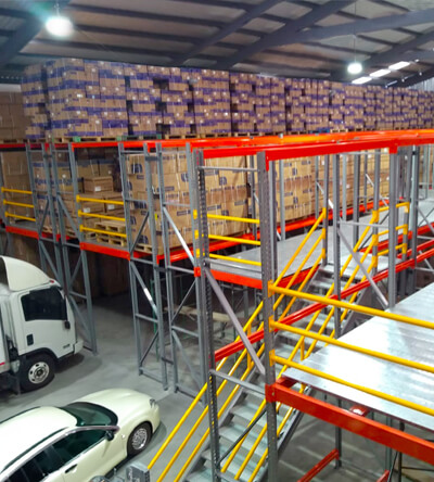 Sistema de almacenamiento de doble nivel con entrepisos industriales