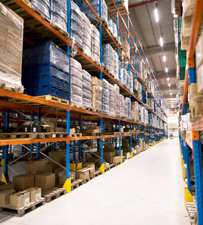 Sistema de racks para tarimas de carga pesada en almacén industrial