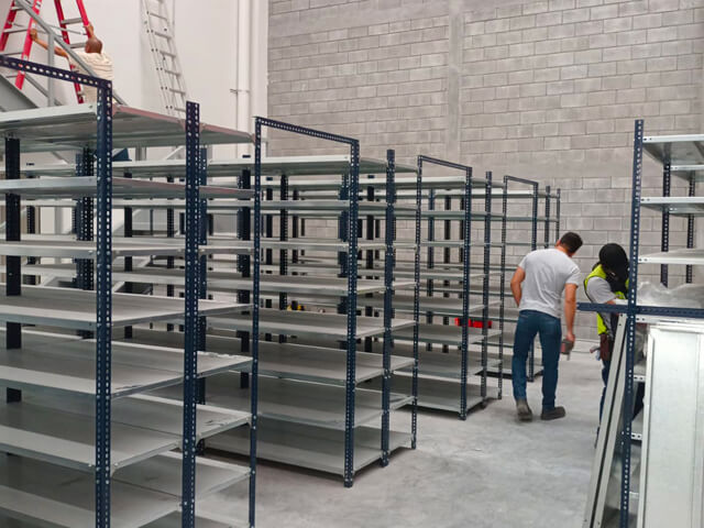 Estantería-metálica-modular-para-almacenamiento-ligero-y-archivo