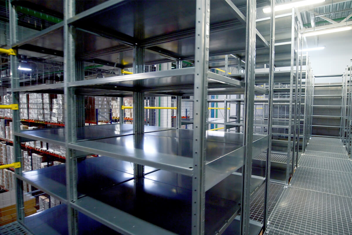 anaqueles y estanterías