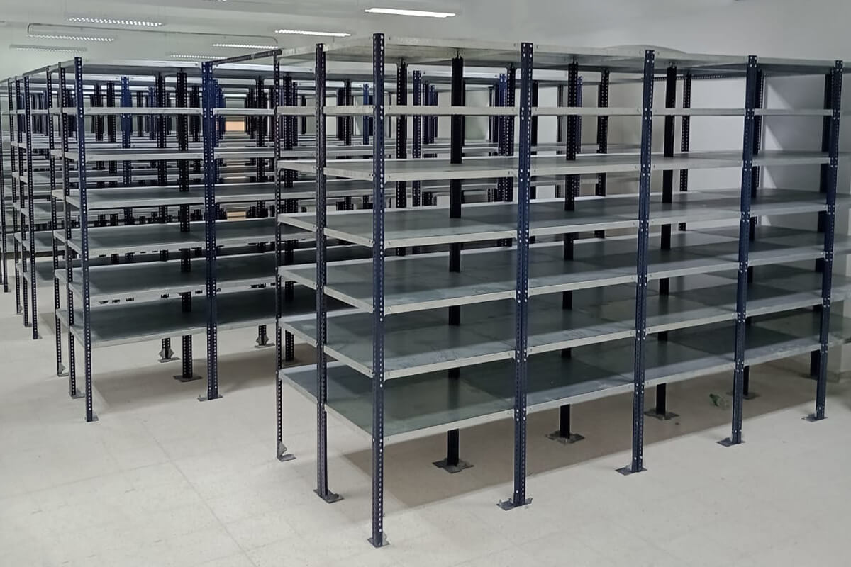 anaqueles y estanterías