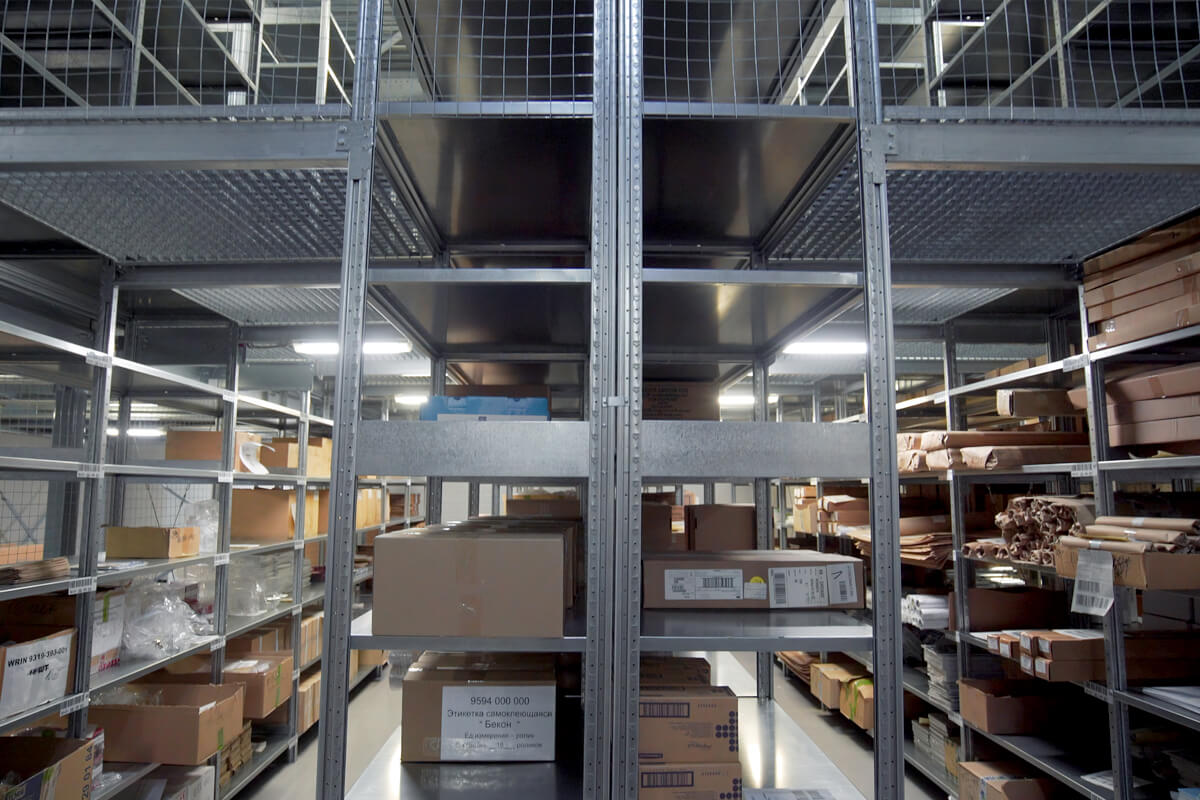 anaqueles y estanterías