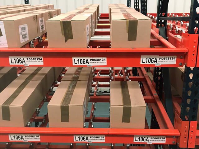 Sistema-de-picking-dinámico-Carton-Flow-con-rieles-de-rodillos-para-gravedad